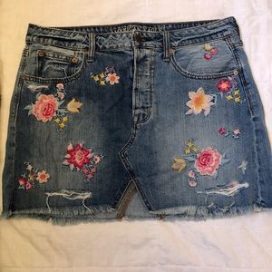American Eagle flower embroidered jean skirt